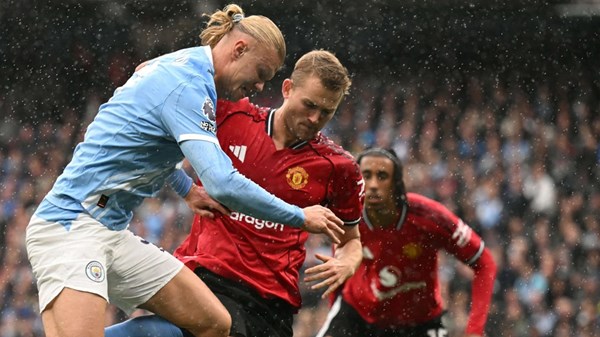 Manchester United struggles between legendary past and current reality